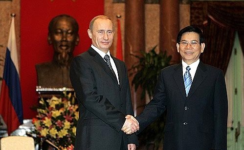 During the official welcome ceremony. With Vietnamese President Nguyen Minh Triet.