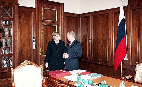 С Федеральным канцлером ФРГ Ангелой Меркель в рабочем кабинете Президента России.