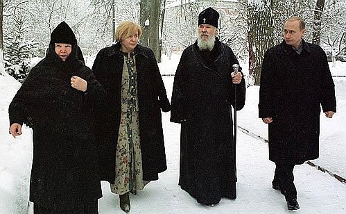Владимир Путин с супругой посетили Патриарха Московского и всея Руси Алексия Второго в его подмосковной резиденции и поздравили его с наступающим Новым годом.