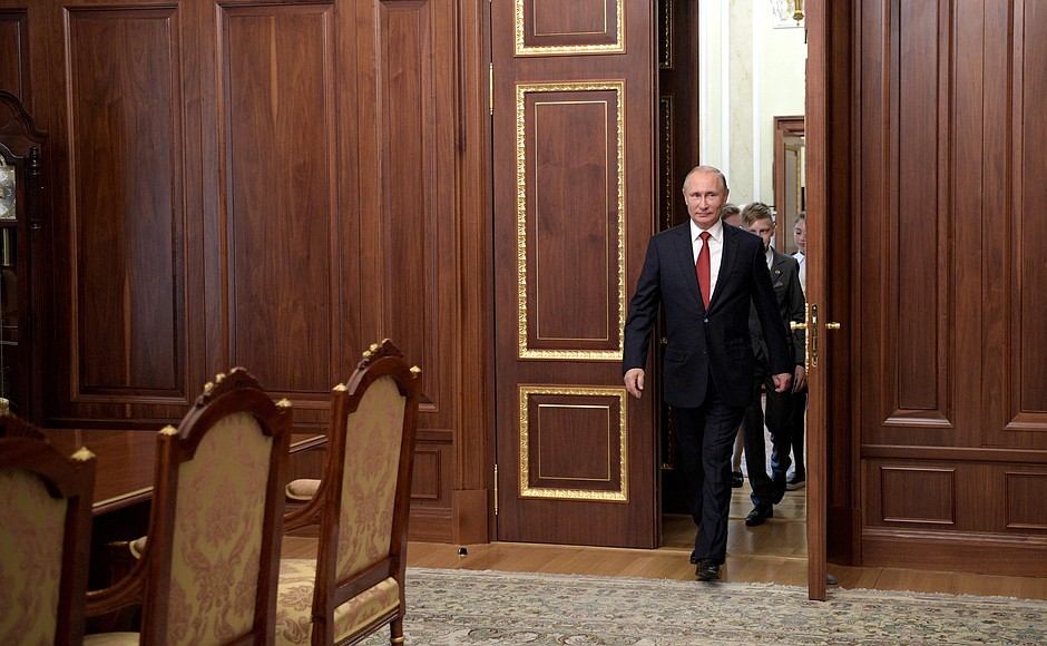 Following the presentation of passports, the President gave participants in the ceremony a tour of his office.