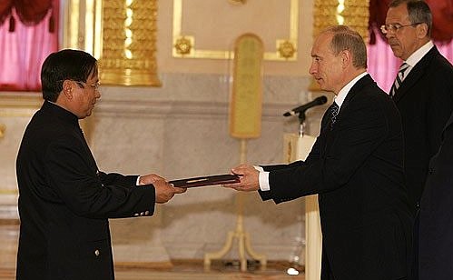 Верительную грамоту Президенту России вручает посол Королевства Камбоджа в России Тхавика Кхиеу.