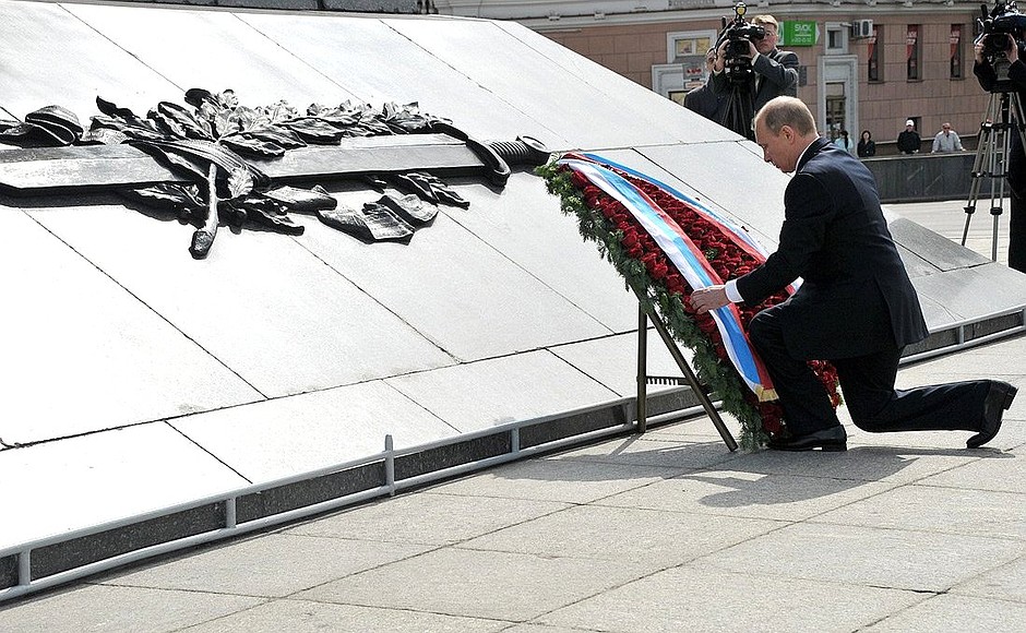Laying a wreath at the Victory Monument.