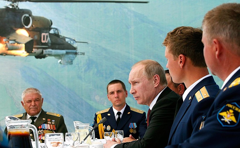Беседа с военнослужащими 393-й авиационной базы ВВС России.