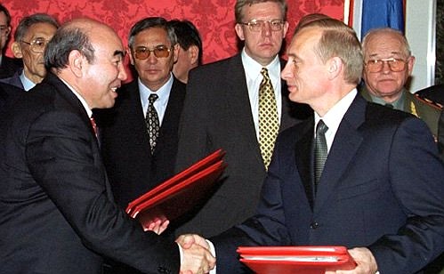 President Putin and Kyrgyz President Askar Akayev signing Russian-Kyrgyz agreements.