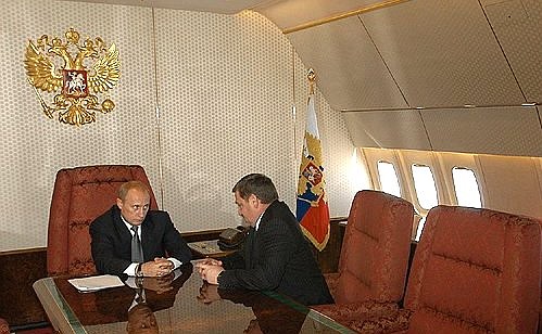 С главой администрации Чеченской Республики Ахматом Кадыровым во время перелета из Вашингтона в Москву.