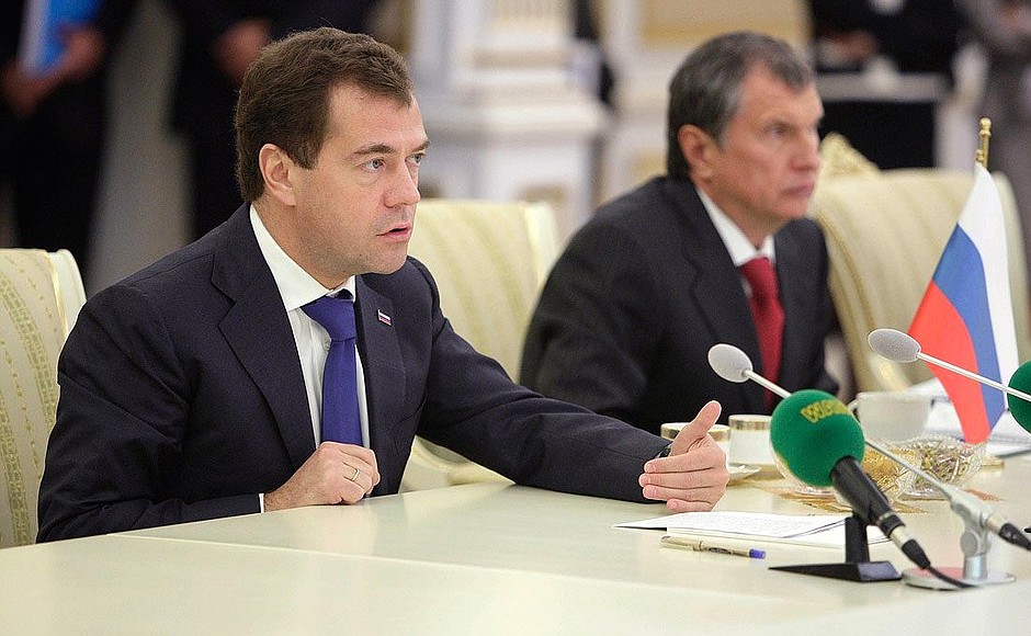 Russian-Turkmenistani talks. With Russian Deputy Prime Minister Igor Sechin (right).