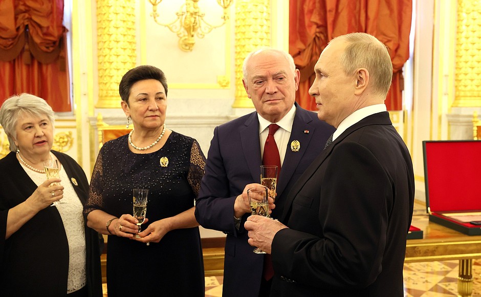 Following the presentation, Vladimir Putin had a brief conversation with Hero of Labour gold medal bearers and National Award winners.