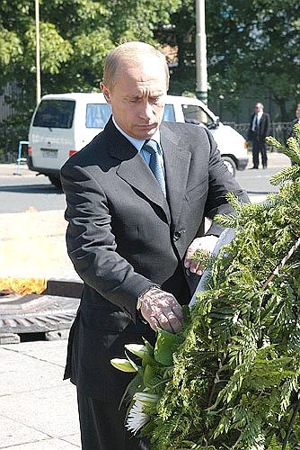 President Putin laying flowers at the Memorial to 1,200 Guards.