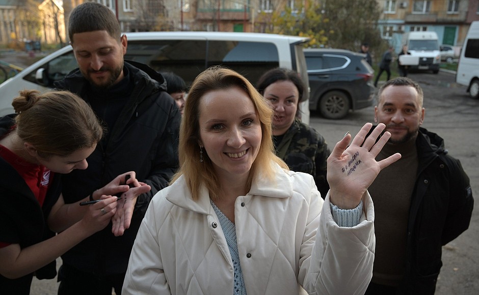 В рамках рабочей поездки в Донецкую Народную Республику Уполномоченный по правам ребёнка Мария Львова-Белова посетила Харцызск.