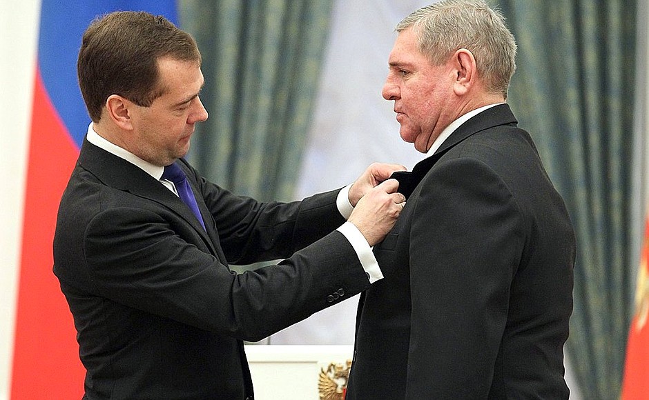 Dmitry Medvedev presents the Order of Honour to Vladimir Krutov, Merited Sports Master of the USSR.
