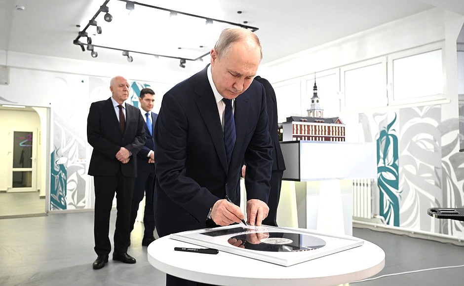 Vladimir Putin leaves a memorable note during his visit to the Immanuel Kant Baltic Federal University.