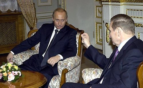 President Putin talking to Ukrainian President Leonid Kuchma.