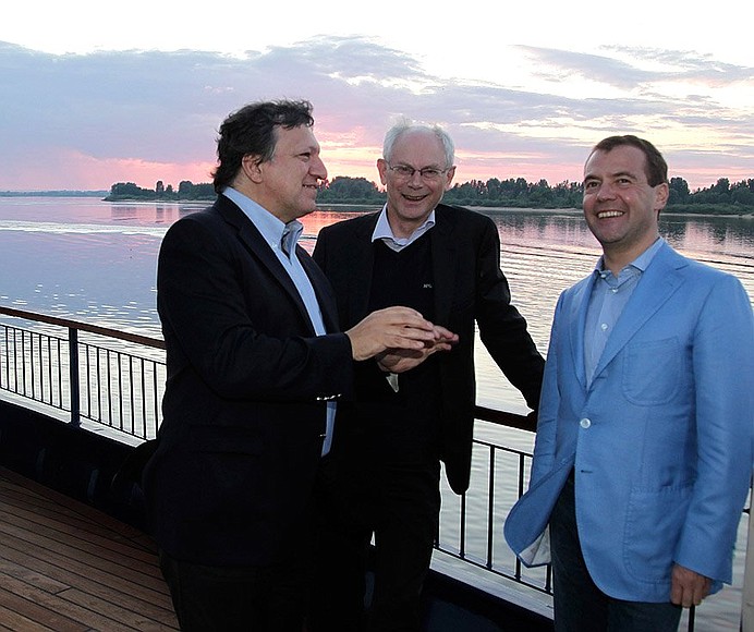 С Председателем Европейского совета Херманом Ван Ромпёем и Председателем Европейской комиссии Жозе Мануэлом Баррозу.