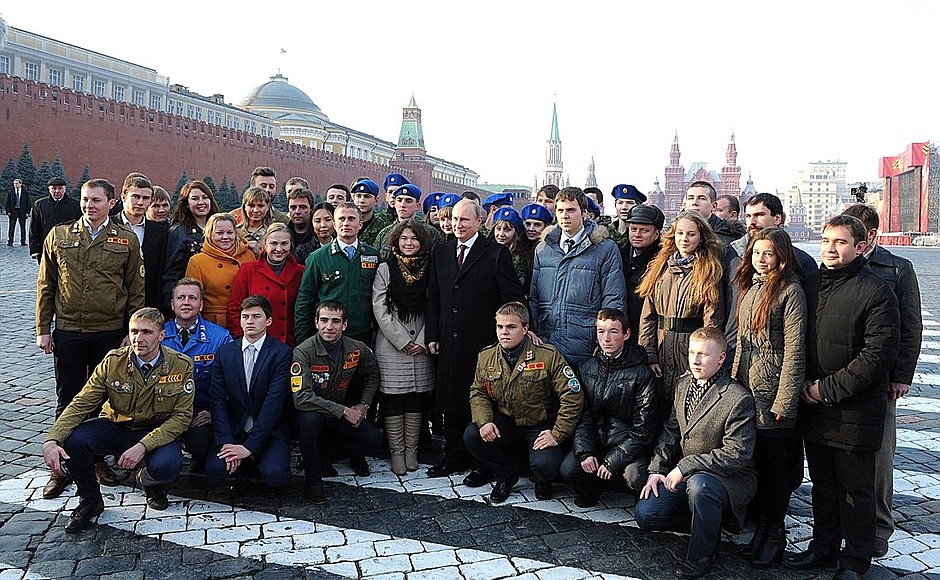 After laying flowers at the monument to Kuzma Minin and Dmitry Pozharsky. With members of students’ construction and military-patriotic teams.