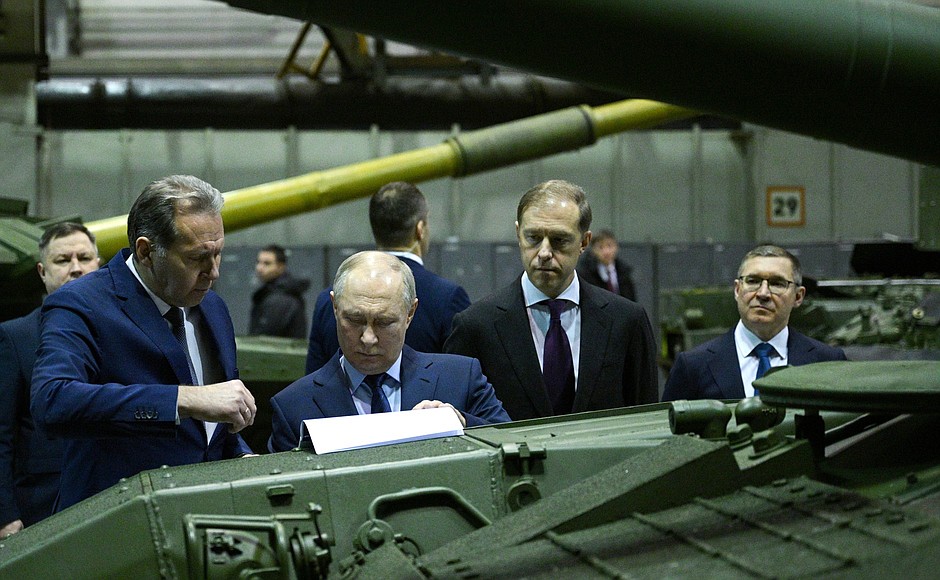 During a visit to the Uralvagonzavod Research and Production Corporation. With Uralvagonzavod Director General Alexander Potapov (left), Deputy Prime Minister – Minister of Industry and Trade Denis Manturov and Presidential Plenipotentiary Envoy to the Urals Federal District Vladimir Yakushev (right).