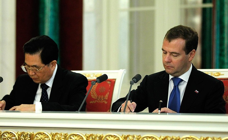 Signing Russian-Chinese documents.