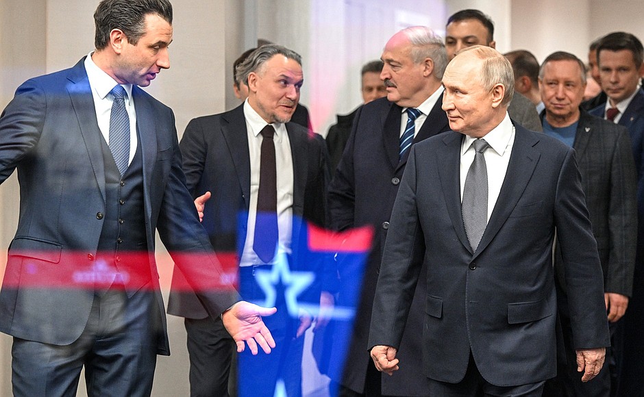 Visiting the SKA Arena multi-purpose concert and sports complex. From left: First Vice-President of the Russian Hockey Federation, head coach of HC SKA Roman Rotenberg, representative of the project’s investor Gavriil Frolov, and President of Belarus Alexander Lukashenko.