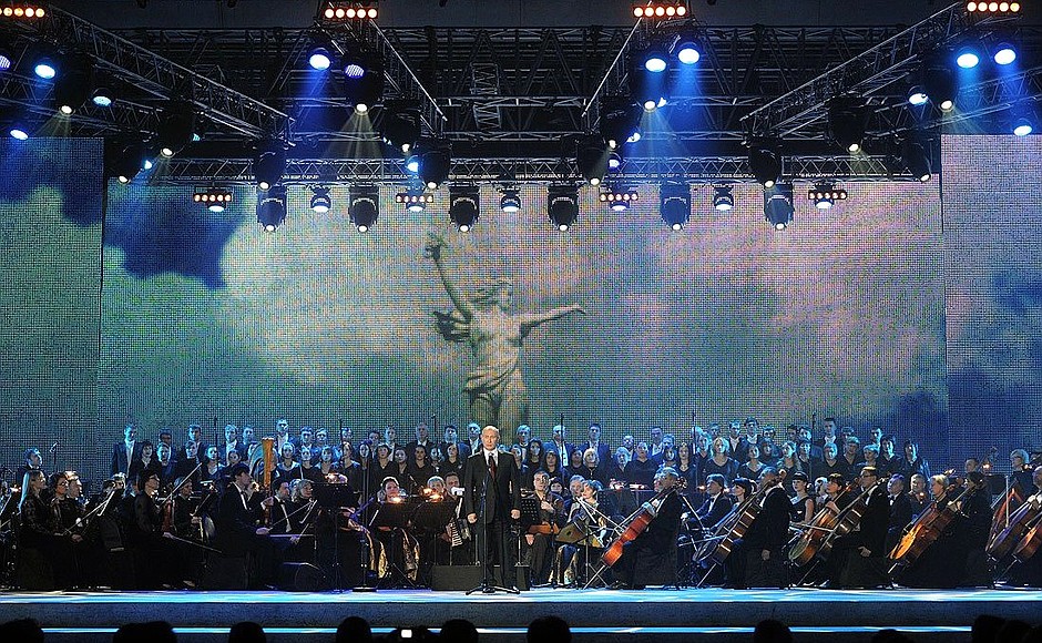 Выступление на праздничном концерте, посвящённом 70-летию победы в Сталинградской битве.