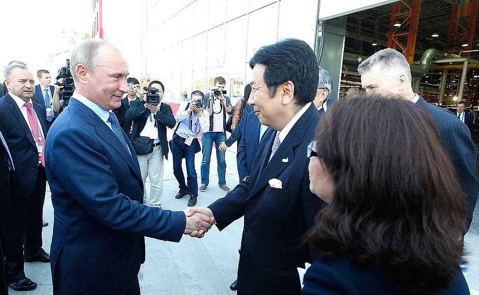 Владимир Путин принял участие в церемонии запуска автосборочной линии японского концерна «Мазда» на заводе «Соллерс».