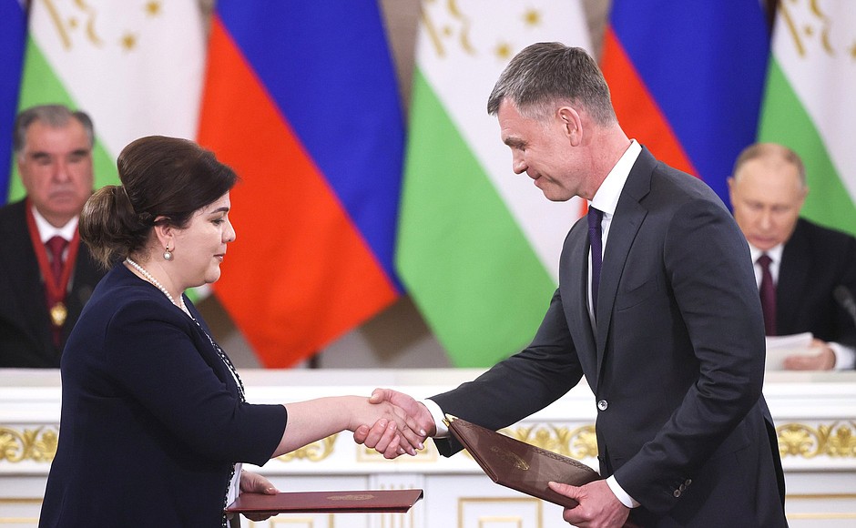 Director of the Federal Bailiff Service Dmitry Aristov (right) and Head of the Execution Service under the Government of the Republic of Tajikistan Barno Saidvalizoda during the ceremony of exchanging documents following Russian-Tajikistani talks.