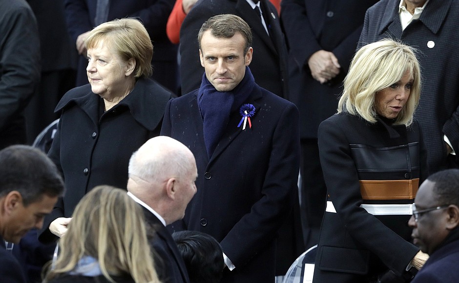 Церемония празднования 100-летия окончания Первой мировой войны. Федеральный канцлер Германии Ангела Меркель (слева) и Президент Французской Республики Эммануэль Макрон с супругой Брижит.