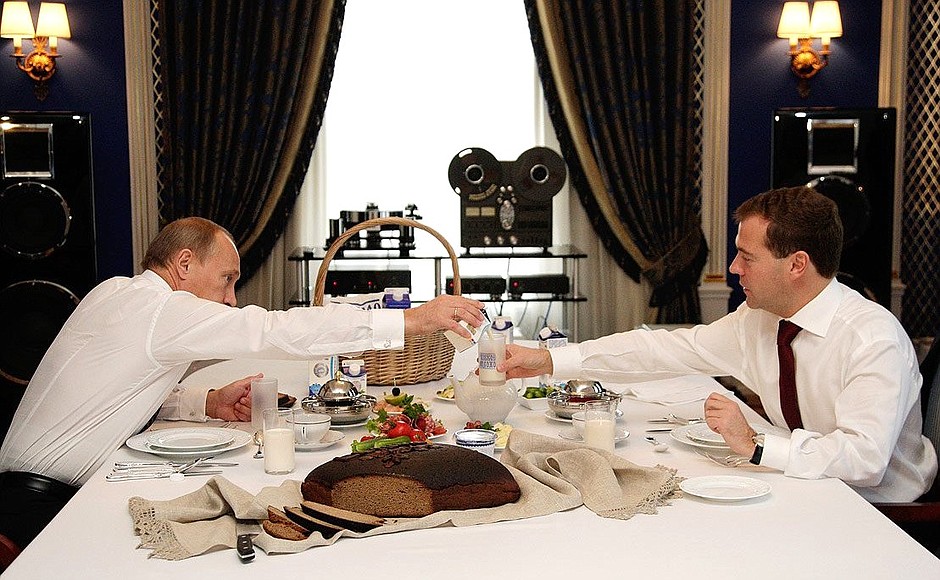 После беседы Д.Медведев и В.Путин продолжили общение за рабочим обедом. Премьер-министр, который ранее сегодня посетил сельскохозяйственную выставку «Золотая осень-2010», угостил Президента хлебом и молоком, которые ему вручили в подарок производители сельхозпродукции.