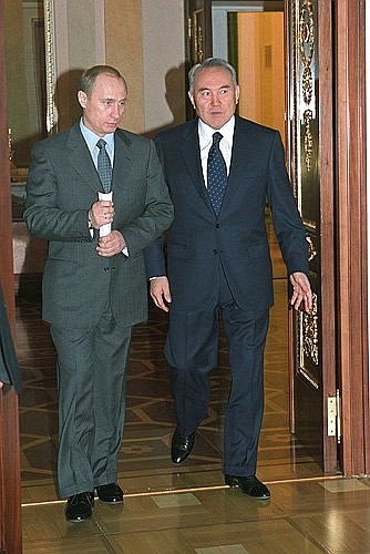 С Президентом Казахстана Нурсултаном Назарбаевым перед началом совместной пресс-конференции.