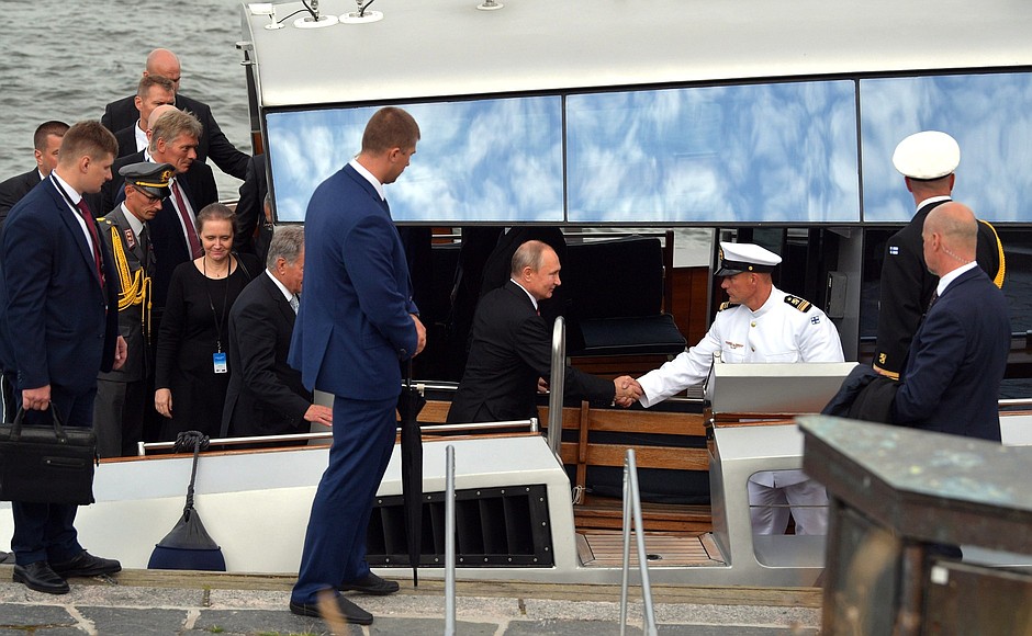 В.Путин и С.Ниинистё на катере отправились к причалу крепости Свеаборг, где переговоры продолжились в формате рабочего обеда.