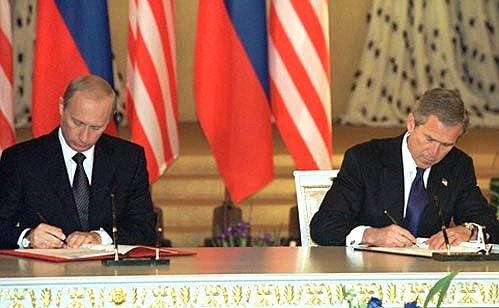 С Президентом США Джорджем Бушем во время подписания совместных документов.