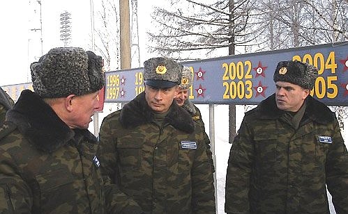 Слева от Президента командующий Космическими войсками А.Перминов, справа — начальник космодрома А.Башлаков.