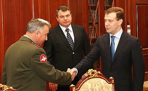 С Министром обороны Анатолием Сердюковым и Николаем Макаровым, назначенным на должность начальника Генерального штаба.