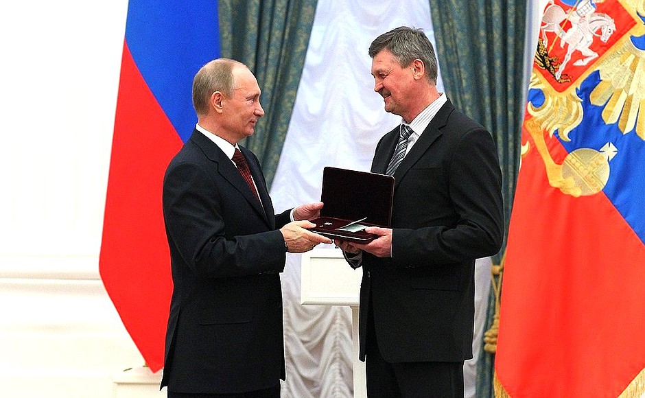 Crane engineer Yury Budanov was awarded the honorary title Merited Oil and Gas Industry Worker of the Russian Federation.