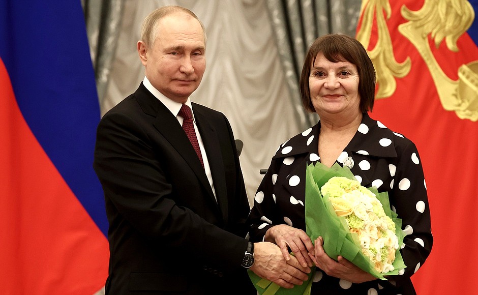 Ceremony for presenting state decorations. The title Honoured Agricultural Worker of the Russian Federation was awarded to milking machine operator at Rechnoye farm Olga Tambovtseva.