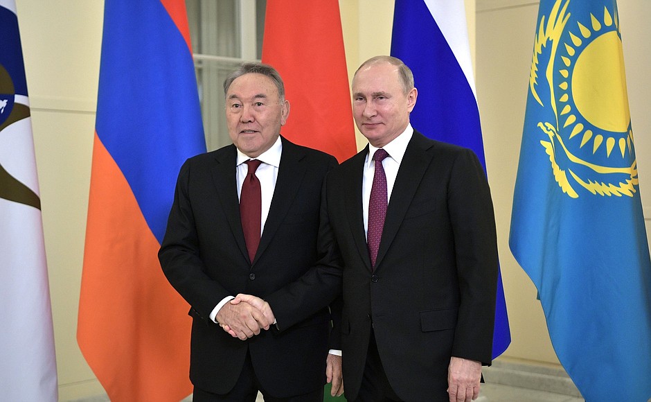 Перед началом заседания Высшего Евразийского экономического совета. С Президентом Республики Казахстан Нурсултаном Назарбаевым.