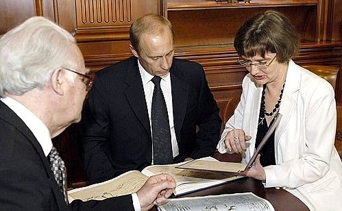 Petersburg. Examination of Alexander Pushkin\'s manuscript albums. With institute director Nikolai Skatov and archivist of the Pushkin collection Tatyana Krasnoborodova.