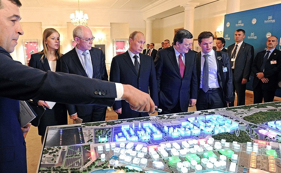 Viewing the model of Yekaterinburg’s application project to host Expo 2020. Sverdlovsk Region Governor Yevgeny Kuyvashev explains the layout.