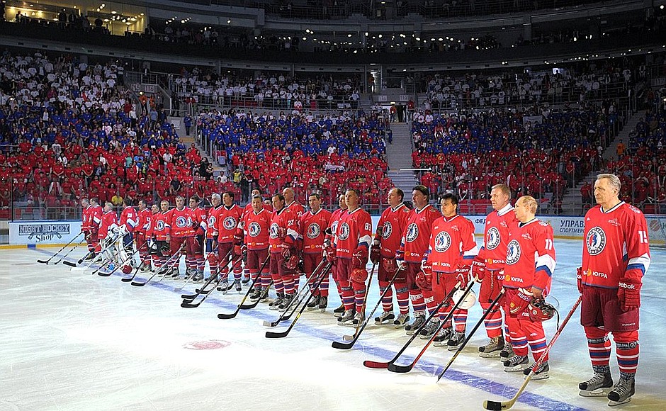 Перед началом гала-матча Всероссийского фестиваля по хоккею среди любительских команд.