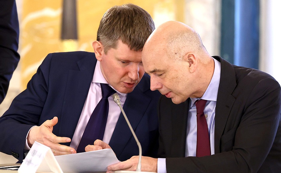 Minister of Economic Development Maxim Reshetnikov (left) and Finance Minister Anton Siluanov before a meeting on developing the automotive industry.