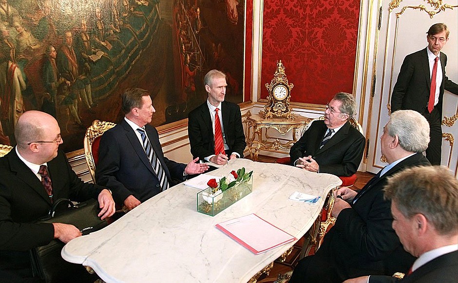 Во время переговоров с Президентом Австрии Хайнцем Фишером.