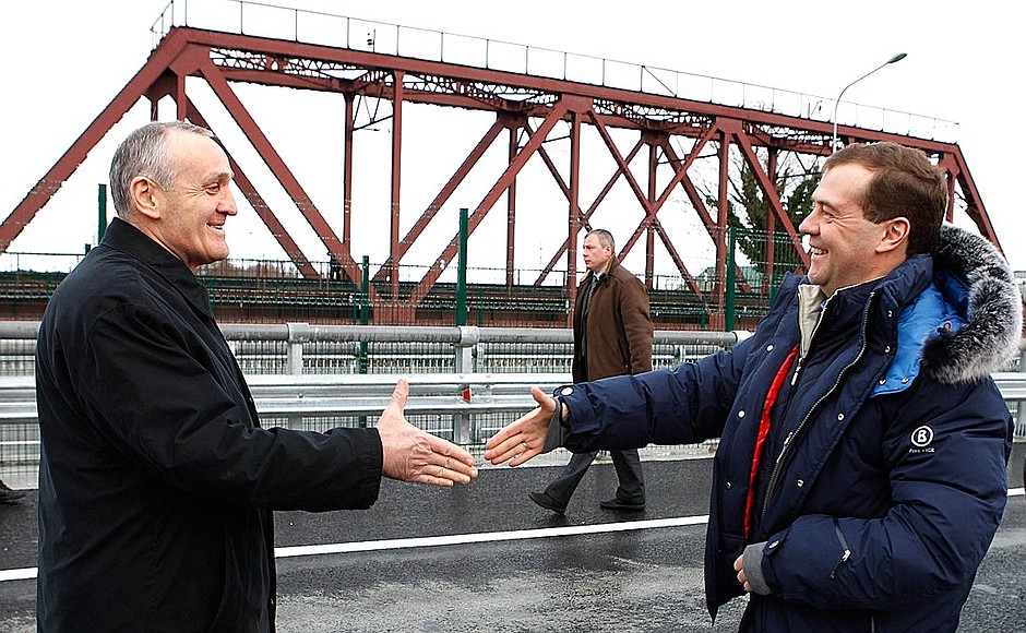 С Президентом Абхазии Александром Анквабом во время осмотра реконструированного пункта пропуска «Адлер» на границе России и Абхазии.