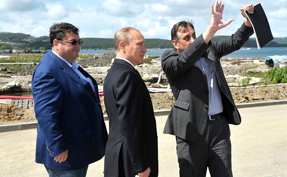 Vladimir Putin visited an oceanarium under construction on Russky Island in Vladivostok.