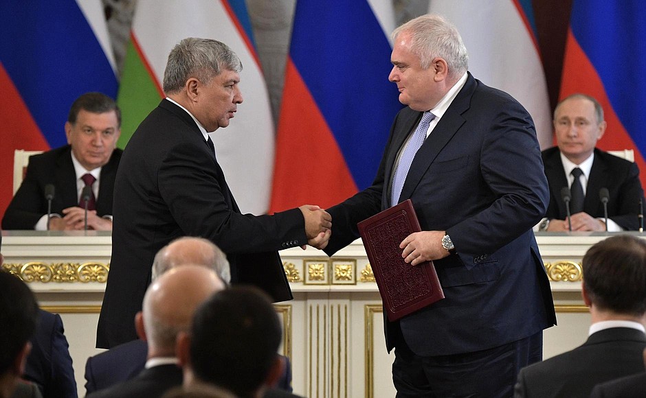 На церемонии обмена документами по итогам российско-узбекистанских переговоров.