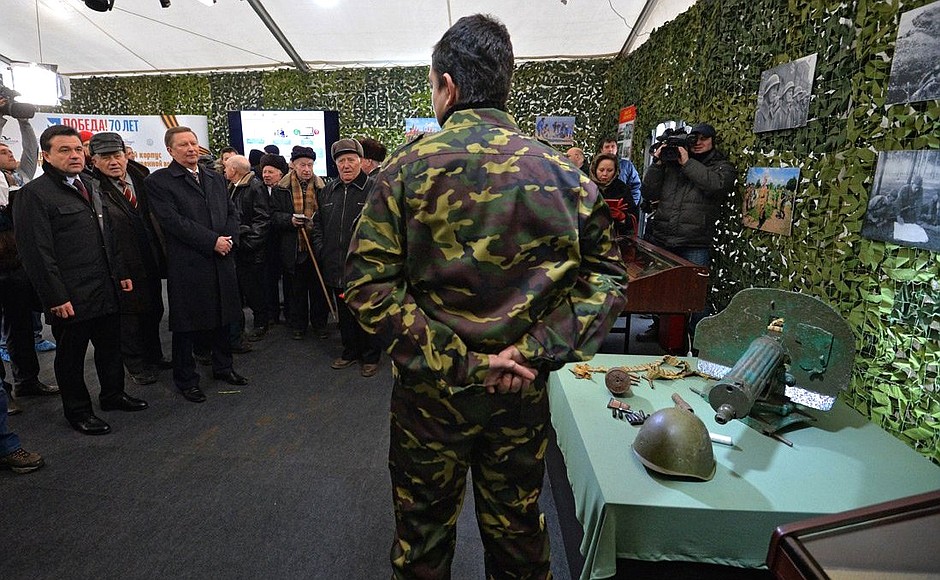 Во время осмотра выставки «Эхо войны» регионального отделения Поискового движения России.