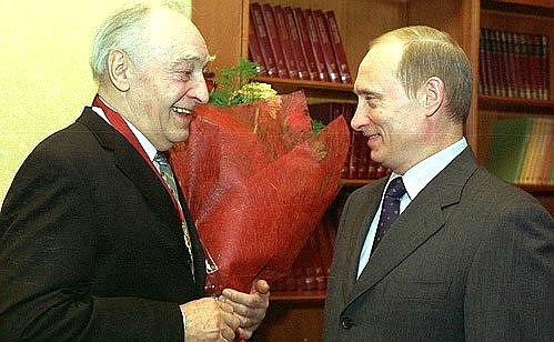Владимир Путин поздравил Вячеслава Тихонова с 75-летием.