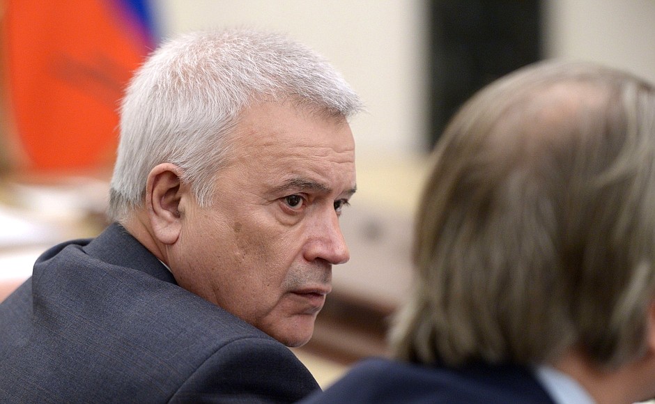 Before the meeting with CEOs of oil companies. President of LUKOIL Vagit Alekperov.