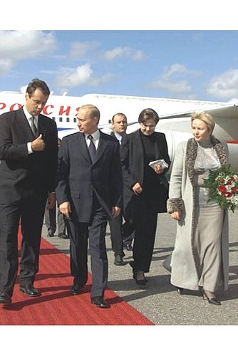Владимир и Людмила Путины во время встречи в аэропорту.
