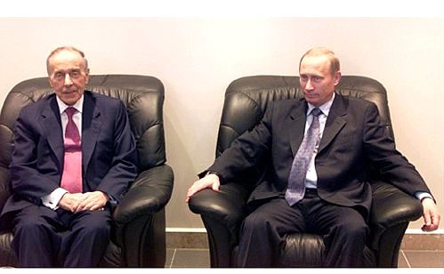 Беседа с Президентом Азербайджана Гейдаром Алиевым в аэропорту Бина.