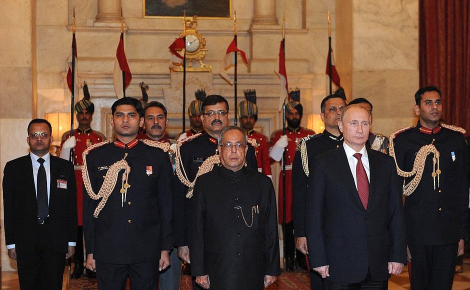 С Президентом Индии Пранабом Мукерджи во время официальной церемонии встречи.