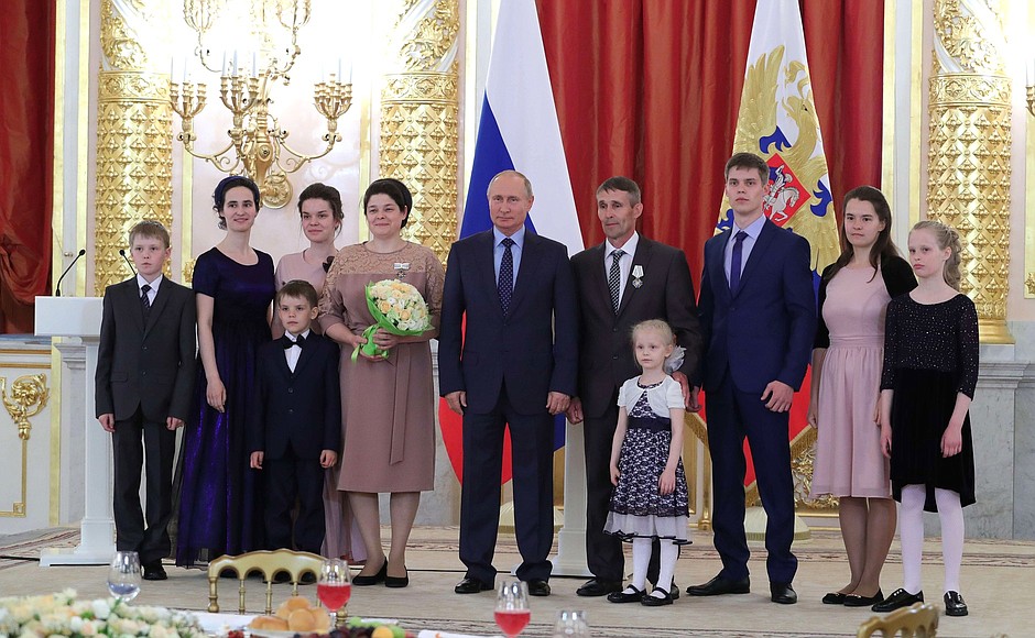 Presenting the order to the Makeyev family from Kurgan Region.
