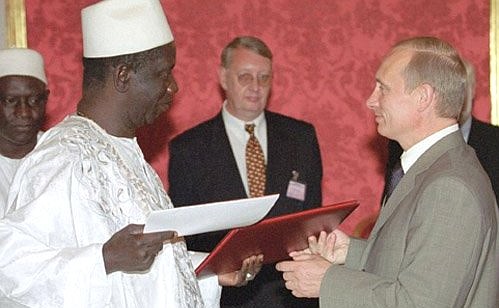 С Президентом Гвинеи Лансаном Конте во время церемонии подписания Декларации о принципах дружественных отношений и партнерства между Российской Федерацией и Гвинейской Республикой.